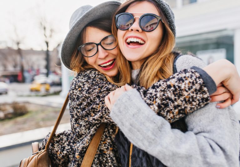 横向きでハグし合う人の写真