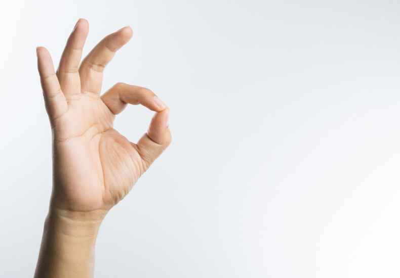 OKサインを作る手の写真