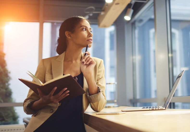 女性　ビジネス　考える