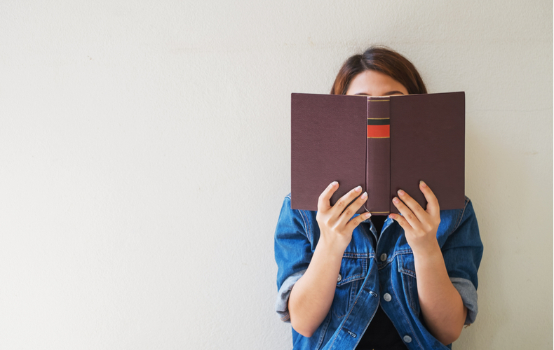 本を読む女性の写真