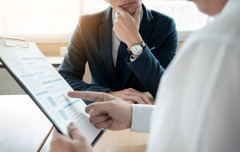 書類を指差しながらの打ち合わせ