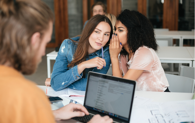 職場で陰口を言う女性たち