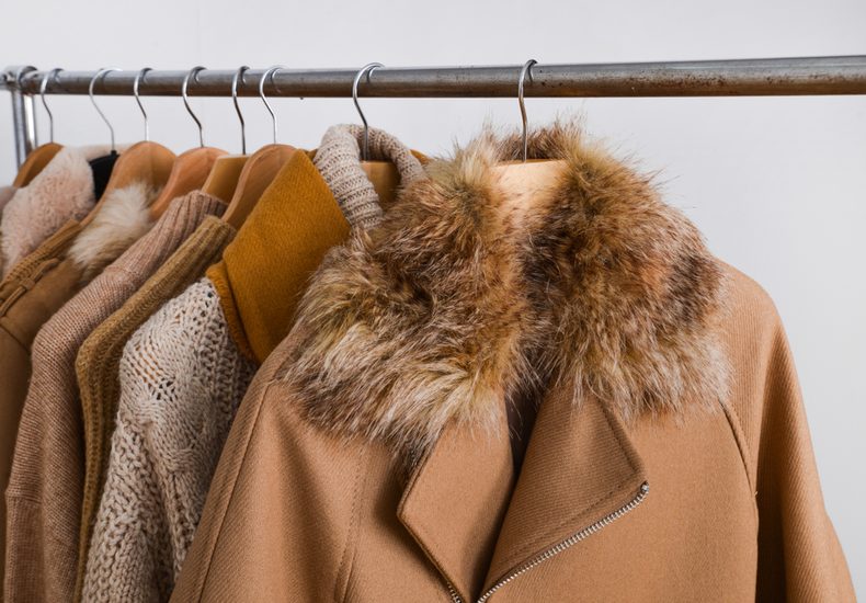 ハンガーラックにかけられた複数の茶色コート         