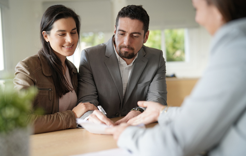 お店で説明を受ける夫婦の写真