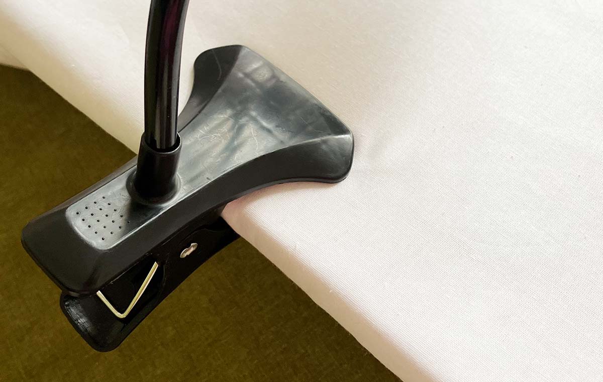 セリアの「フレキシブルスマホクリップ」