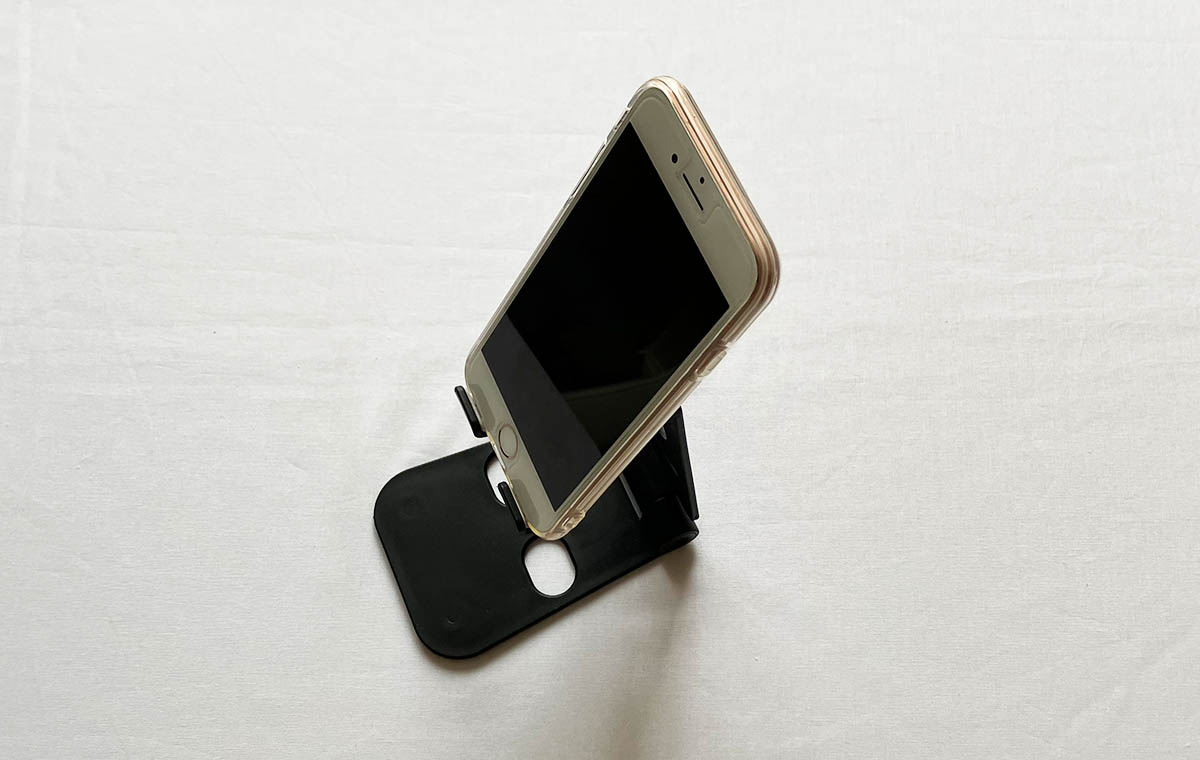 セリアの「角度調整ができる 折りたたみ式スマホスタンド」