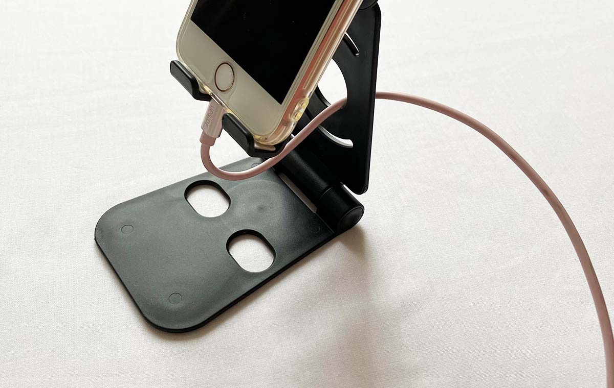 セリアの「角度調整ができる 折りたたみ式スマホスタンド」