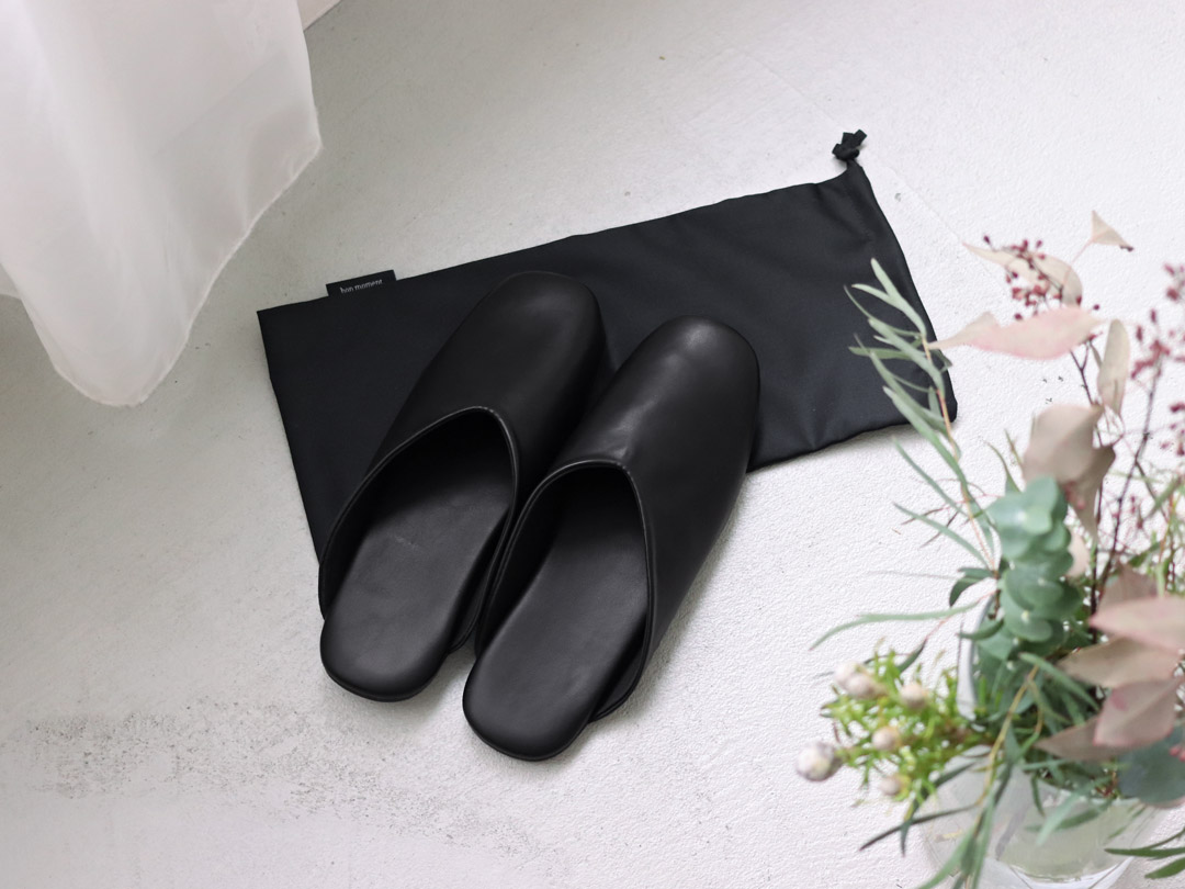 黒いスリッパと収納袋