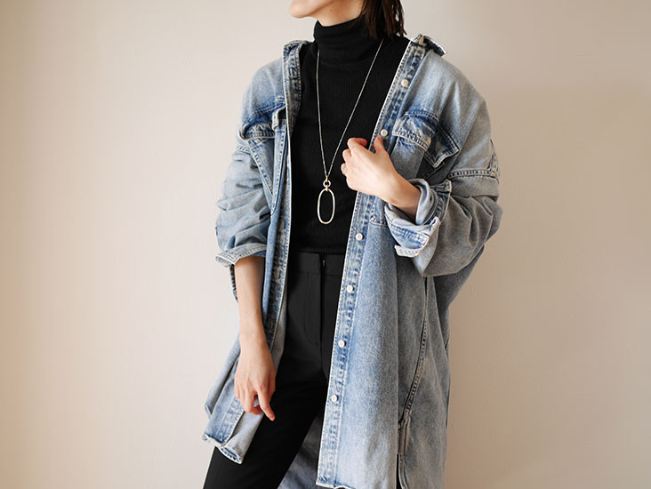 黒タートルネックの着こなし