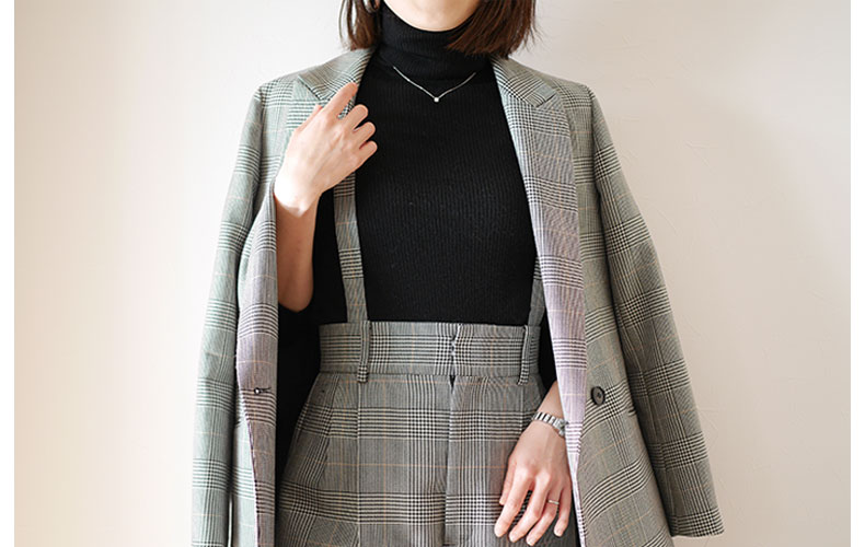 黒タートルネックの着こなし