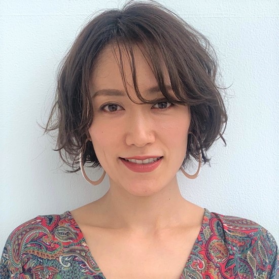 前髪ありでゆるいパーマをかけたショートボブヘアのモデル写真　正面