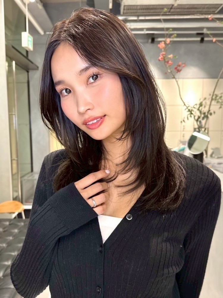 小顔効果も期待できるハイレイヤーセミロング