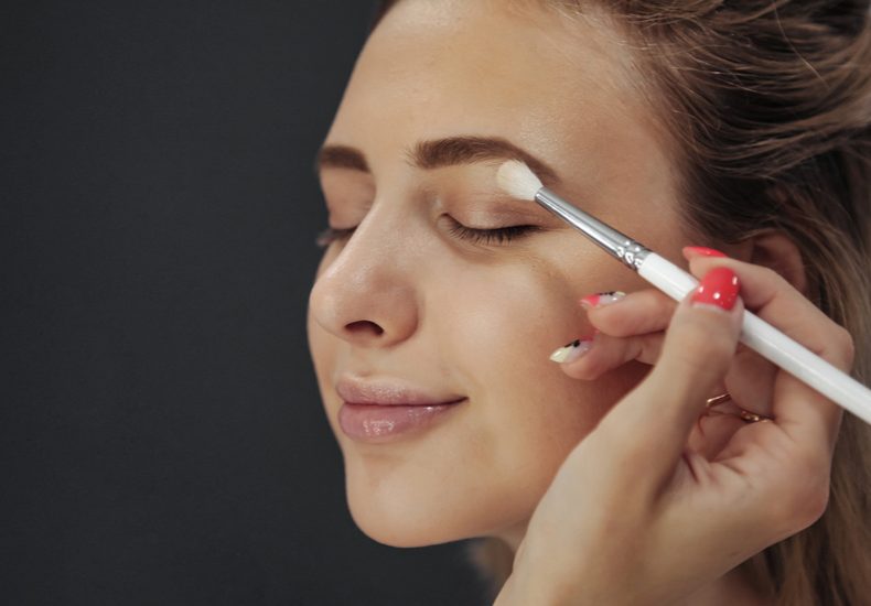 カラーコンタクトで黒目の比率を上げる