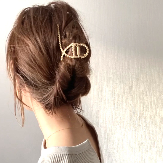 くるりんぱした髪をヘアクリップで留めた後頭部写真