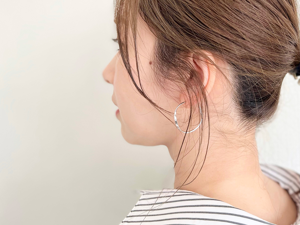 ひとつ結びの後れ毛部分のアップ写真
