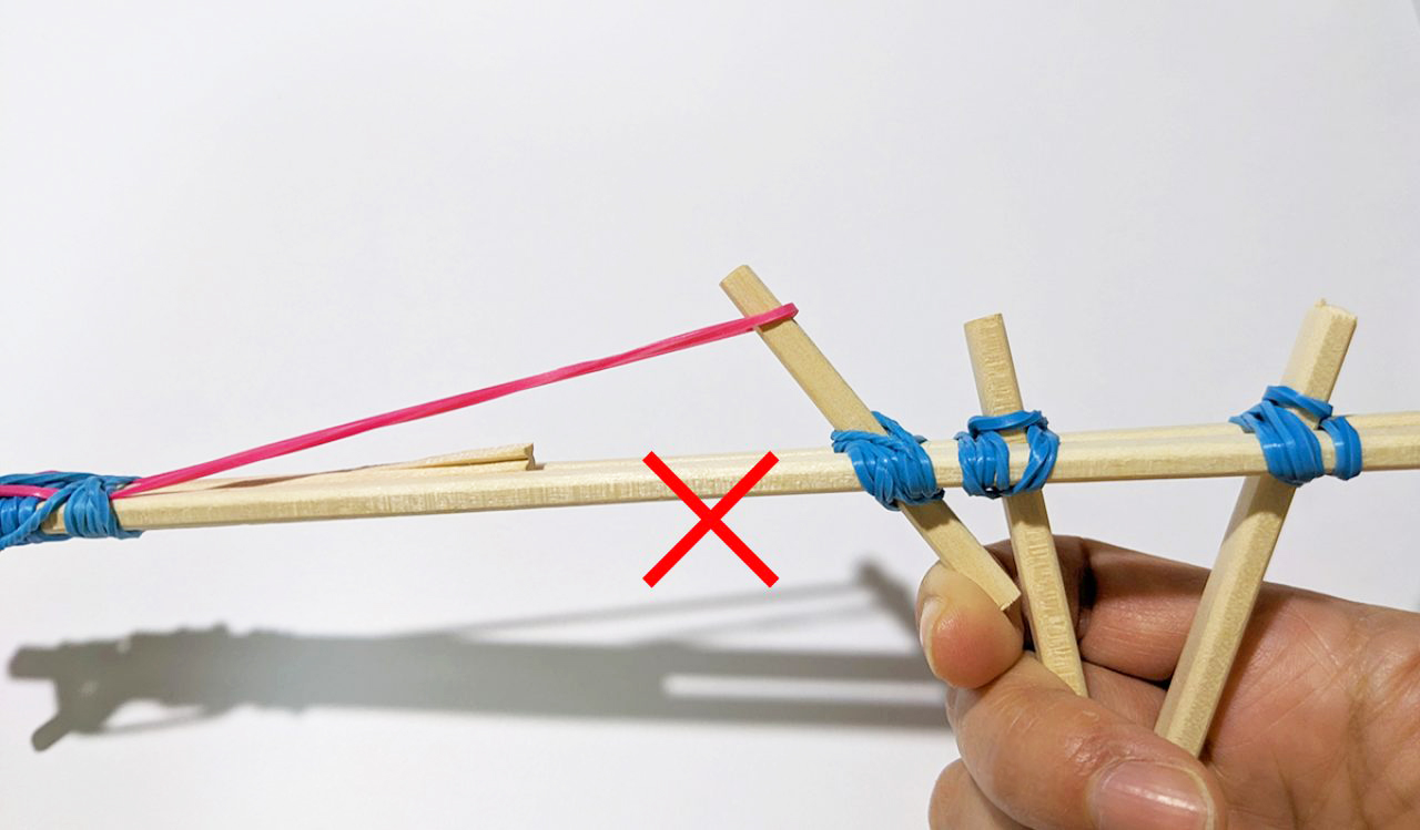 割り箸鉄砲を持った手元の写真 トリガーとグリップが近すぎて傾きが弱い