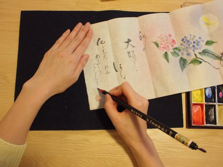 労いの気持ちを込めた手紙を筆ペンでしたためる