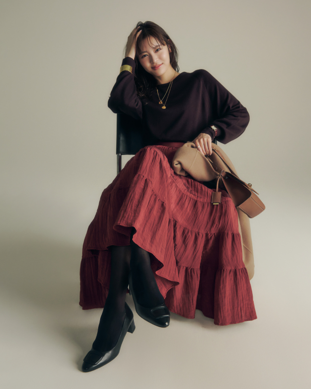 ブラウンニット×レンガ色ティアードスカート×黒ストッキング×黒パンプスコーデ