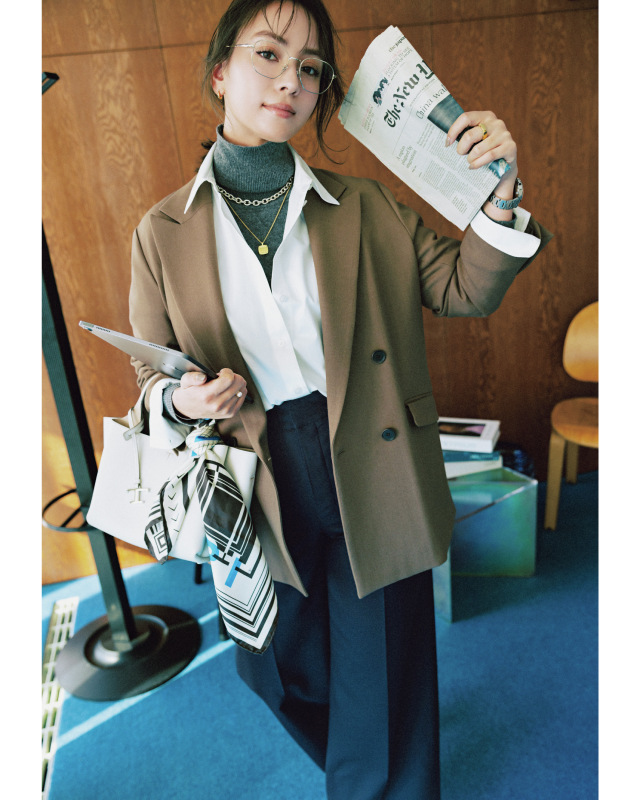 ブラウンのボクシージャケット×グレータートルニット×白シャツ×ネイビーパンツコーデ