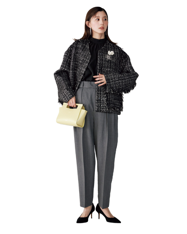 黒地のツイードジャケット×パールとシルバーのブローチ×黒ブラウス×グレーテーパードパンツ×黒パンプスコーデ