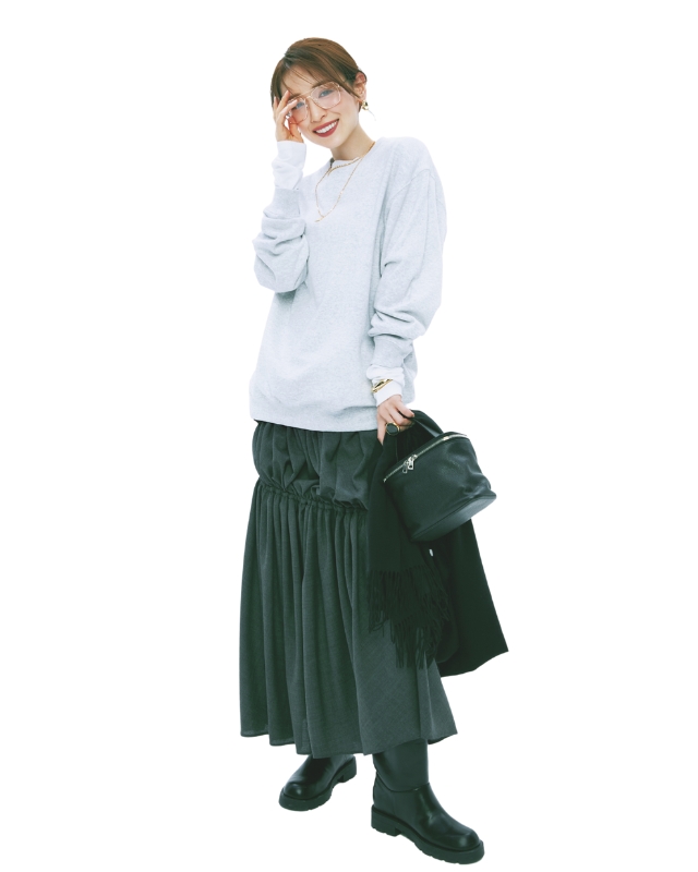 ライトグレーのスウェット×チャコールグレーのスカート×黒ブーツコーデ