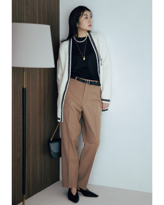 白地に紺のライン入りロゴカーディガン×黒カットソー×ベージュのセンタープレスパンツ×黒パンプスコーデ