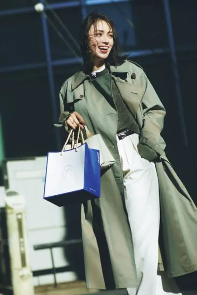 【2/8のコーデ】カーキ×白のきれいめカジュアルは、クリーンだけどこなれ感抜群！