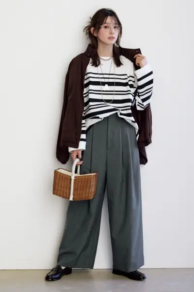 【2/10のコーデ】グレーのタックパンツなら、洒落感カジュアルもお手のもの！