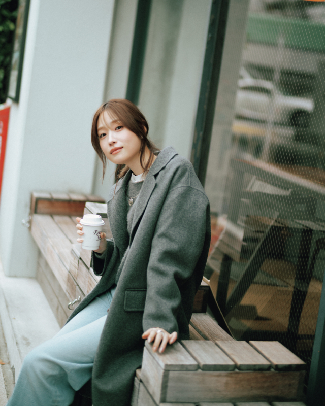 グレーコート×グレーニット×インナーの白Tシャツ×ライトブルーデニムパンツコーデ