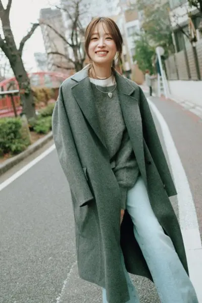 【2/15のコーデ】休日はゆるっとおしゃれに♪ グレーニット×デニムでお散歩