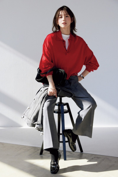 【2/18のコーデ】ヴィヴィッドな赤はグレーパンツで大人に着こなす！