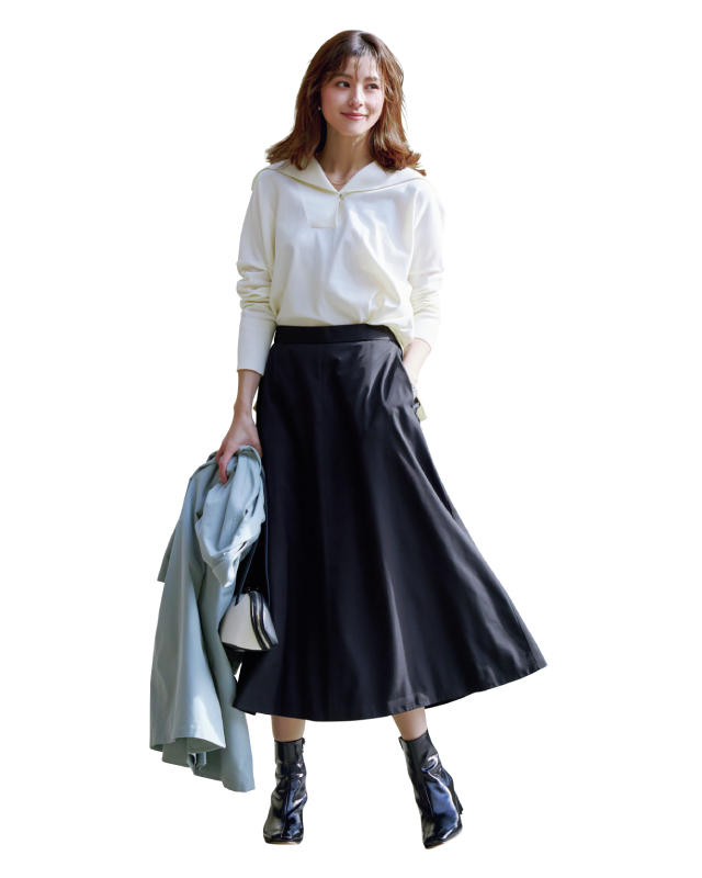 白のセーラーカラーニット×黒のAラインスカート×黒ショートブーツコーデ