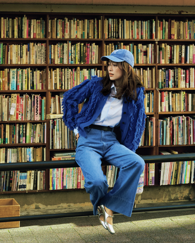 ライトブルーキャップ×ライトブルーシャツ×ビビッドブルーのシャギーカーディガン×ブルーデニムパンツ×シルバーパンプスコーデ