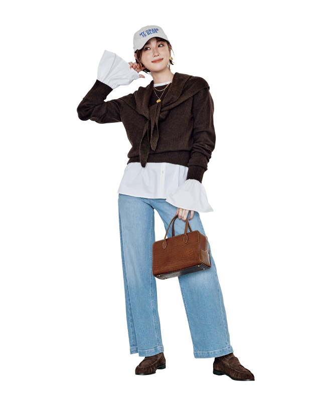 ベージュキャップ×ブラウンニット×ブラウンストール×白ブラウス×ブルーデニムパンツ×ブラウンローファーコーデ