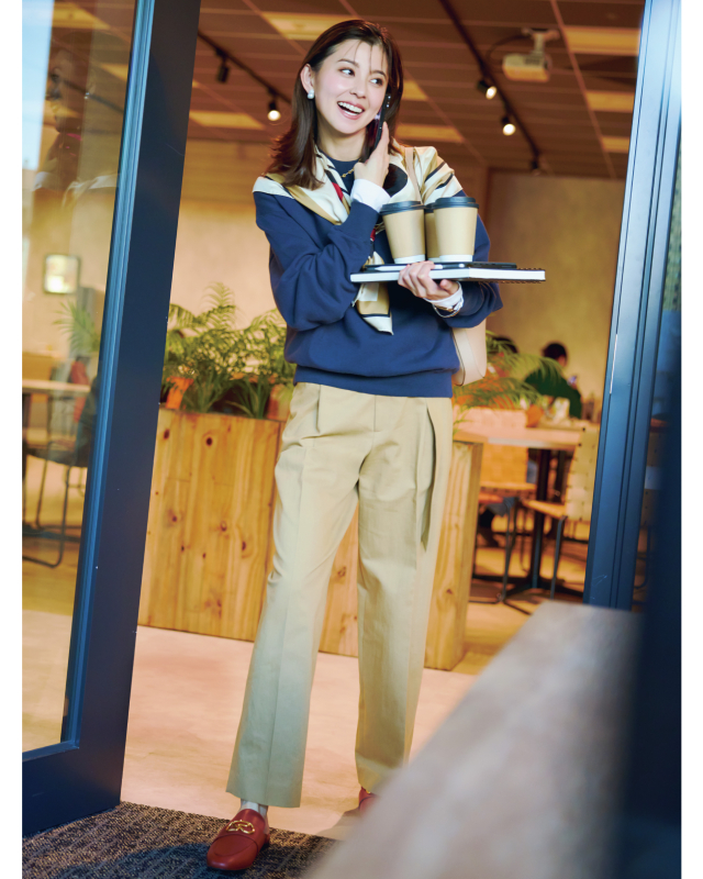 ネイビースウェット×肩掛けスカーフ×ベージュチノパン×ライトブラウンローファーコーデ