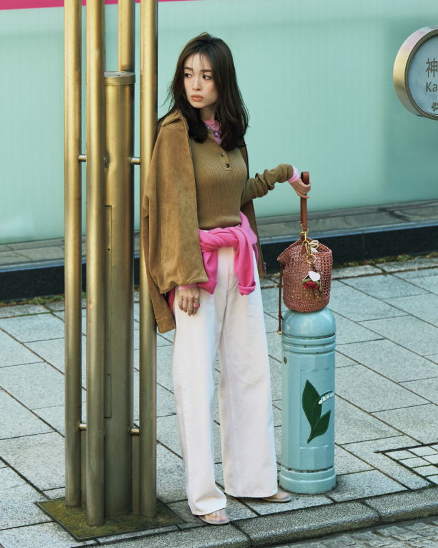 ベージュのスエードジャケット×ベージュニット×ピンクカットソー×腰巻ピンクニット×白ワイドデニム×シアーパンプスコーデ