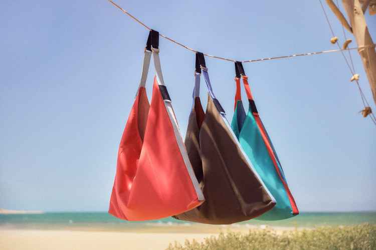 海辺に吊り下がったバッグ