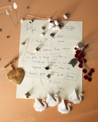 ジャンコクトーからガブリエルシャネルへの手紙 1951年
CHANEL ブローチ 1993年 春夏 プレタポルテ コレクション-パリ、パトリモアンヌ・シャネル蔵
©CHANEL/Roe Ethridge
©Adagp/Comité Cocteau, Paris, 2025