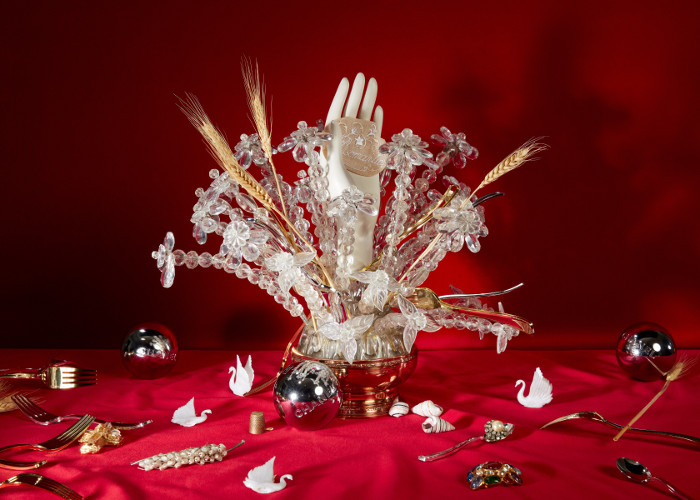 クリスタルのフラワーブーケ(製作ゴッサンス)20世紀-ガブリエル シャネルのアパルトマン(カンボン通り31番地)蔵
CHANEL 麦の穂のブローチ(製作ゴッサンス)1960年代、
CHANEL ペタンクボール 2010 年春夏 プレタポルテ コレクション-パリ、パトリモアンヌ・シャネル蔵
©CHANEL/Roe Ethridge