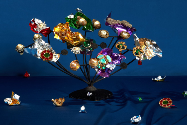 CHANEL ブローチとイヤリング(製作ゴッサンス)1960年代デザイン復刻版-パリ、パトリモアンヌ・シャネル蔵
©CHANEL/Roe Ethridge