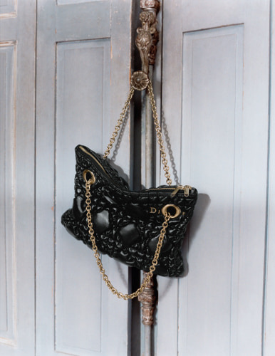 ドアノブにかけられた「ディオール クランチー」バッグ ミディアム