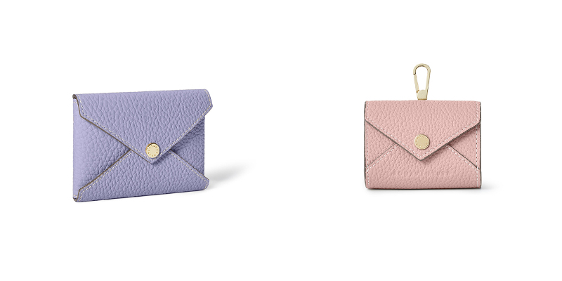 (左から)エンベロープ カードケース¥24,200
ミニエンベロープチャーム シュリンクレザー¥19,800