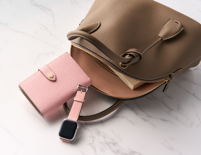 ライナーがピンクのバッグ