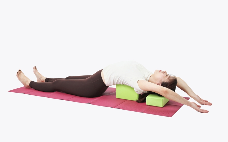 ヨガブロックを使った「マツィヤ・アーサナ」①