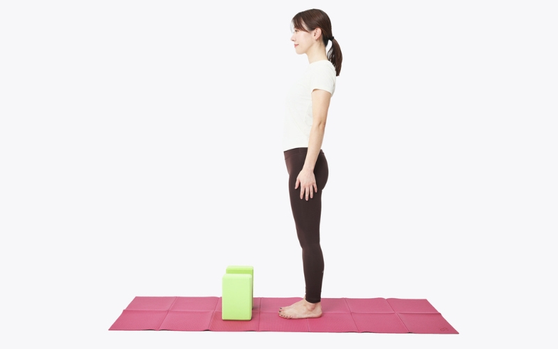 ヨガブロックを使った「ウッターナ・アーサナ」①