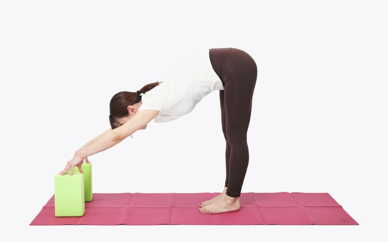 ヨガブロックを使った「ウッターナ・アーサナ」③