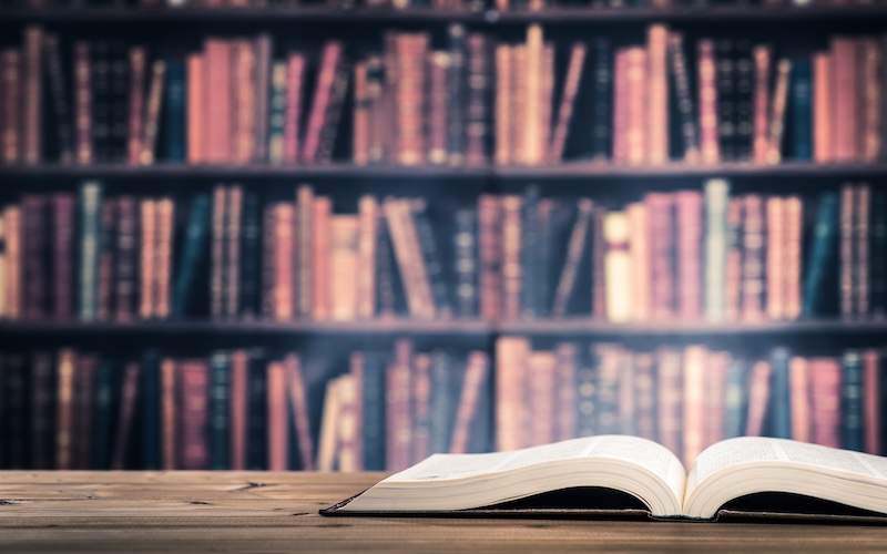 見開きの本と本棚