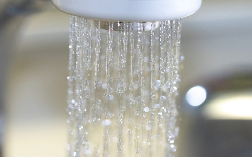 シャワーヘッドから水が流れている写真