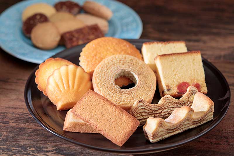 皿に盛られた焼き菓子