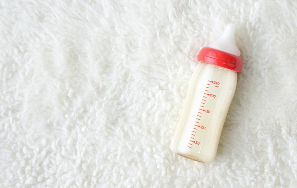 哺乳瓶に入ったミルクの写真